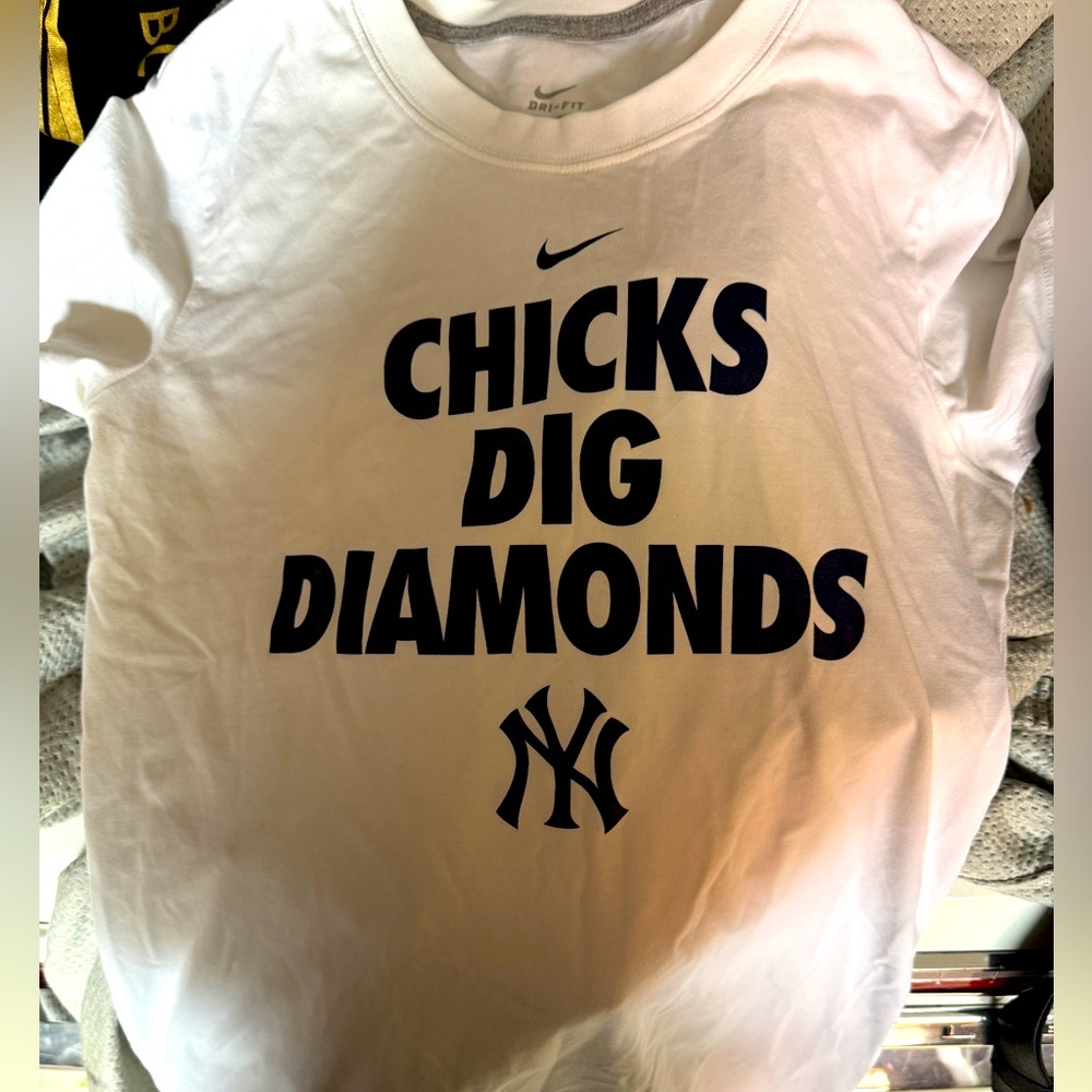 Nike Yankees t-shirt “chicks dig diamonds”
